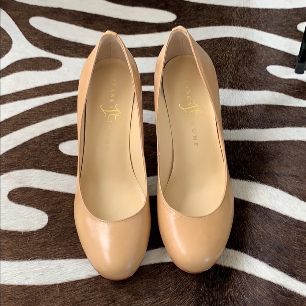 Nude round toe pumps